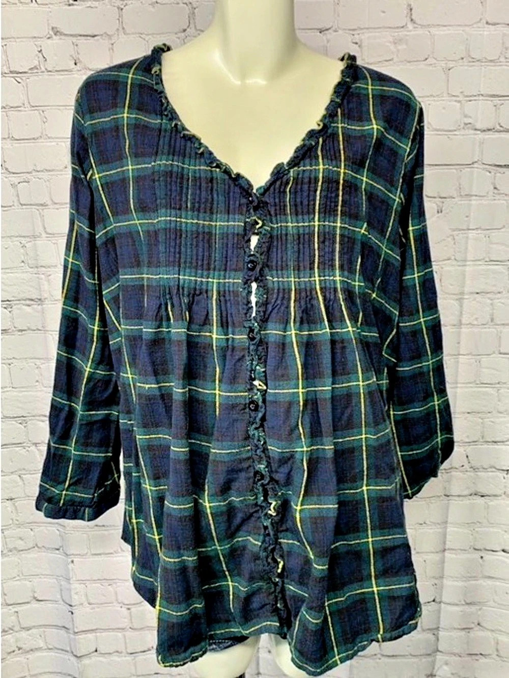 Size 4X Plaid Ruffle Front Shirt (missing size/brand tag)